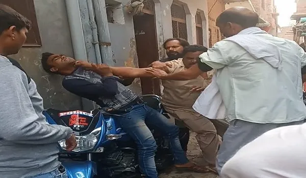 संभल: रुपये मांगने पर दुकानदार को पीटा, वीडियो वायरल