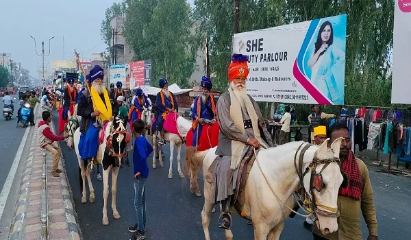 रामपुर : जांबाजो ने नगर कीर्तन में दिखाए हैरतअंगेज करतब, देखें तस्वीरें