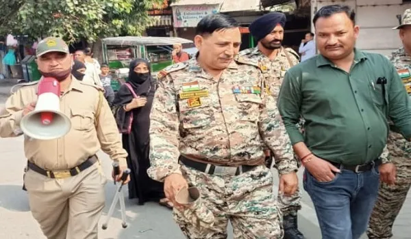 मुरादाबाद: सड़क किनारे पटरी दुकानदारों का अतिक्रमण हटवाया, टाउनहाल क्षेत्र में पहुंची नगर निगम की टीम
