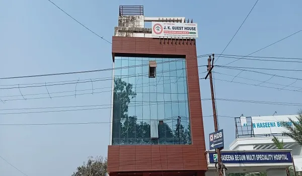 संभल: पुलिस ने छापा मारकर देह व्यापार में लिप्त 14 युवक- युवतियां पकड़े