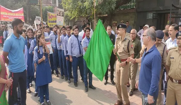 मुरादाबाद: छात्रों ने रैली के निकाल कर यातायात नियमों के प्रति किया जागरूक