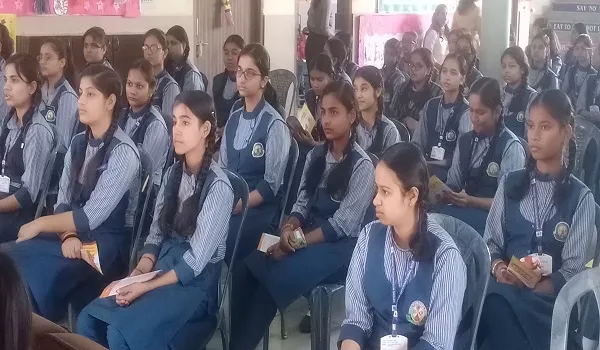मुरादाबाद: शी राक्स सेमिनार में सिखाएं छात्राओं को आत्मरक्षा के गुर