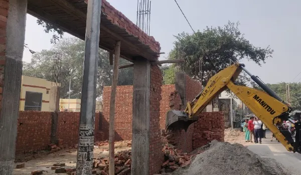 संभल: नगर पालिका की जमीन पर हो रहा था अवैध निर्माण, गरजा प्रशासन बुलडोजर