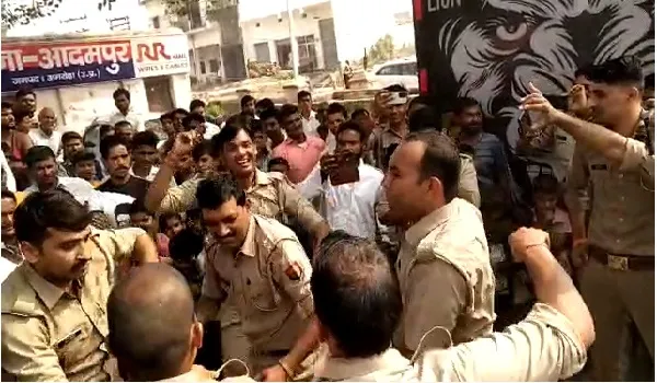 अमरोहा: दरोगा की विदाई के जश्न में डूबे पुलिसकर्मी, फिल्मी गानों पर किया डांस