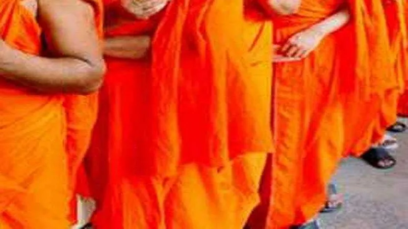 थाईलैंड के मंदिर में छापेमारी, ड्रग के नशे में धुत्त मिले पुजारी