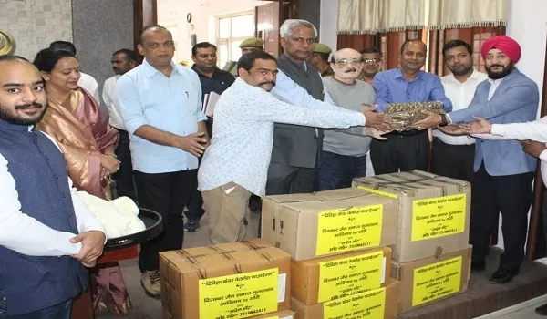 मुरादाबाद: वीर सैनिकों के लिए भेजे मफलर, कही ये बात