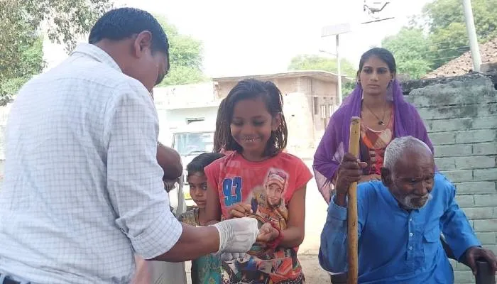हमीरपुर: डेंगू की रोकथाम के लिये बड़ालेवा व मवईजार में लगा स्वास्थ्य कैंप