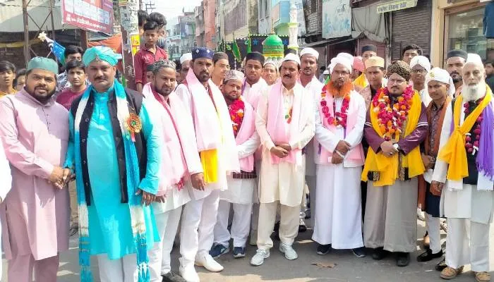 इटावा: शानो-शौकत के साथ निकाला गया जुलूस-ए-गौसिया, देश की खुशहाली के लिए मांगी दुआएं