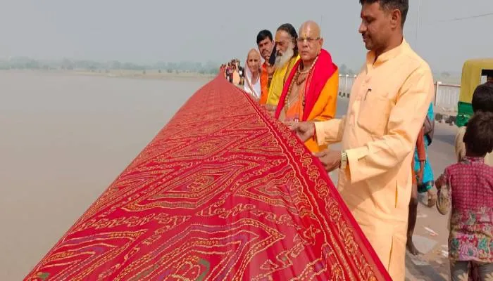 अयोध्या: मोक्षदायिनी सरयू को समर्पित हुई 750 मीटर लंबी लाल चुनरी