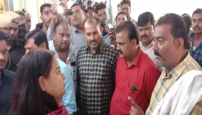 बहराइच: इस्तीफा देने वाले डॉक्टर की पोस्टमार्टम के लिए लगा दी ड्यूटी, हंगामा
