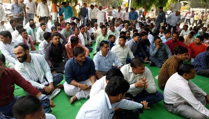 इटावा: मांगों को लेकर राज्य कर्मचारियों ने भरी हुंकार, विकास भवन में धरना देकर सौंपा ज्ञापन