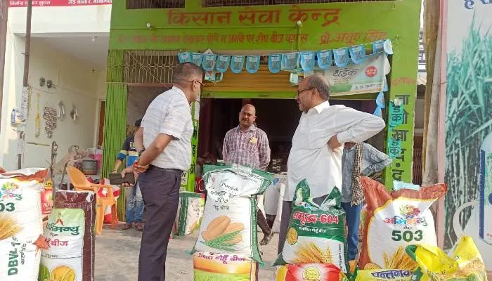 बहराइच: बीज की दुकानों पर अधिकारियों ने की छापेमारी, तीन दुकानों के लाइसेंस निलंबित