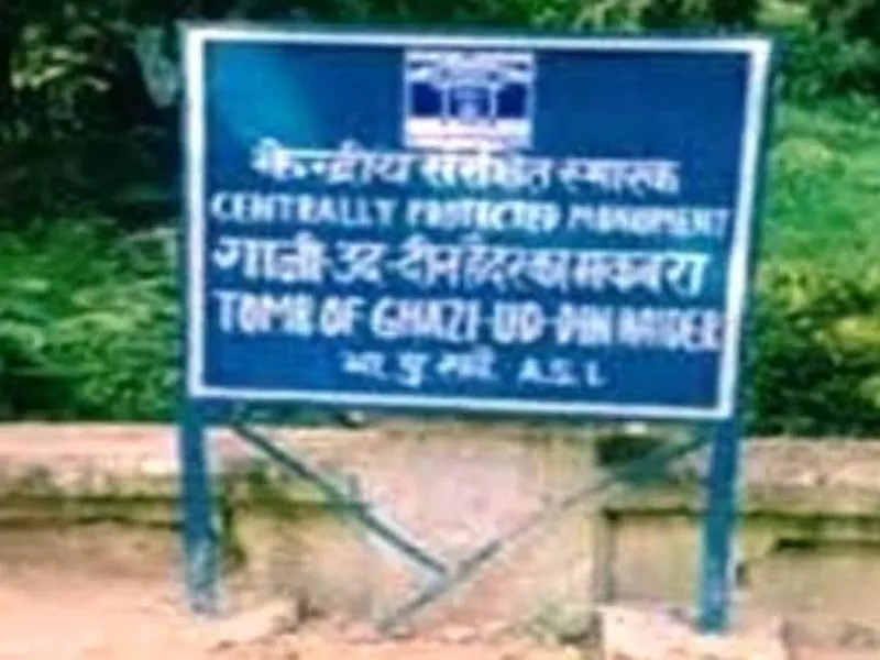 लखनऊ: शाहनजफ इमामबाड़े से बोर्ड हटने पर भड़के मुस्लिम धर्मगुरु