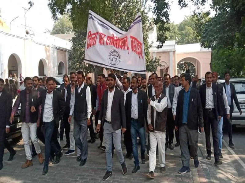 बहराइच: आरोपी की गिरफ्तारी को लेकर की वकीलों का प्रदर्शन, सौंपा ज्ञापन, जानें मामला