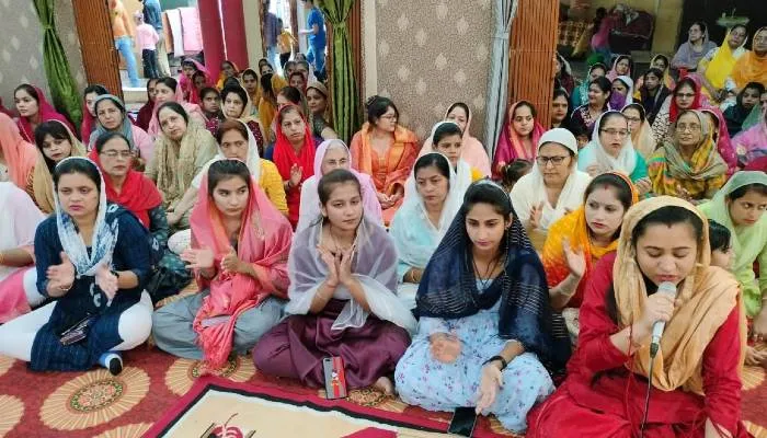 बांदा: गुरुद्वारे में धूमधाम से मनाया गया गुरुनानक जयंती, श्रद्धालुओं ने पंगत में बैठ छका भंडारा