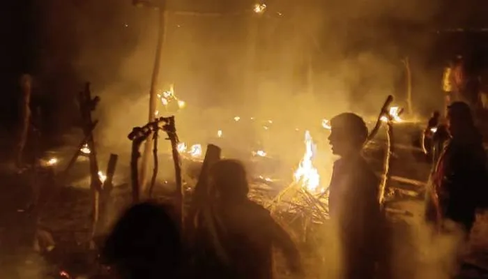 उन्नाव: दबंगों ने दलित को जमकर लाठी-डंडों से पीटा, मड़ैया में लगाई आग, गृहस्थी जलकर खाक