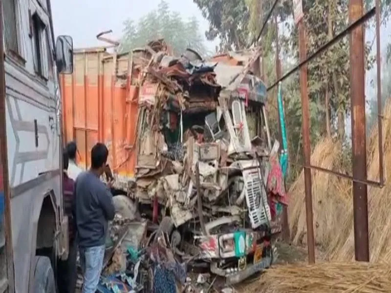 रायबरेली में भीषण हादसा: दो ट्रकों में आमने-सामने भिड़त, तीन की मौत, एक गंभीर 