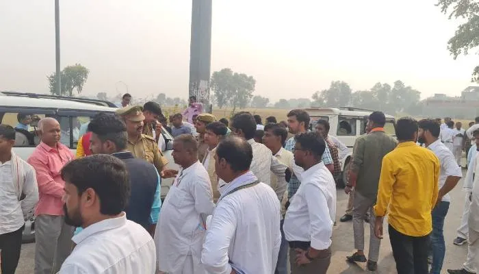 बहराइच: बाराबंकी टोल प्लाजा पर विधायक नानपारा की गाड़ी पर हमला, धरने पर बैठे अपना दल M.L.A.