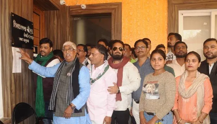 कानपुर: डेंगू और गंदगी पर रालोद का फूटा गुस्सा, नगर आयुक्त के ऑफिस में चस्पा किया ज्ञापन