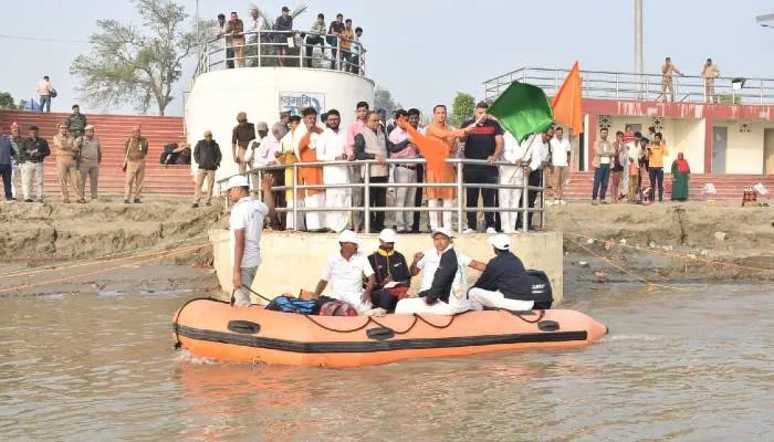 गंगा किनारे विकसित होगा जल पर्यटन क्षेत्र, कानपुर से प्रयागराज सर्वे टीम को मंडलायुक्त ने हरी झंडी दिखाकर किया रवाना
