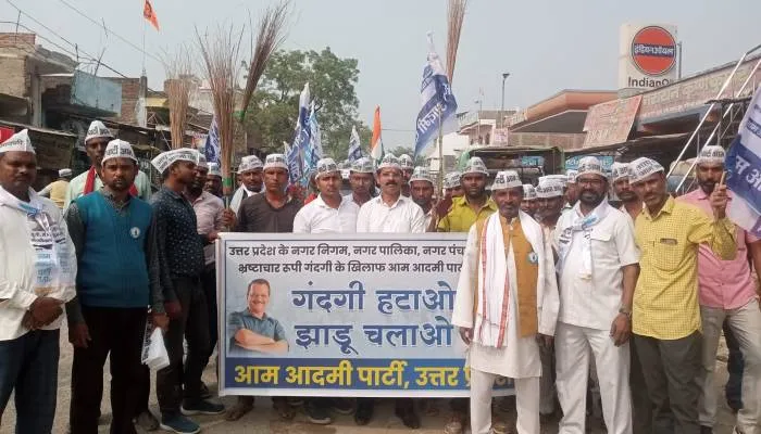 बहराइच: भ्रष्टाचार के खिलाफ AAP ने चलाया ”गंदगी हटाओ झाड़ू चलाओ” अभियान