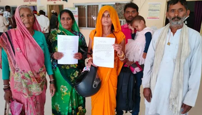 बांदा: बालू उत्खनन के लिए दबंगों ने किया किसान के खेत पर कब्जा, पीड़ित ने डीएम को सौंप ज्ञापन, दी यह चेतावनी