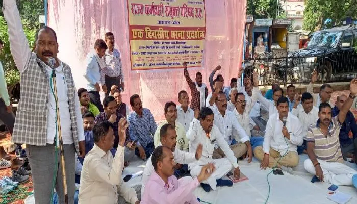 अयोध्या: राज्य कर्मचारियों ने की पुरानी पेंशन बहाली की मांग, धरना देकर सीएम को भेजा ज्ञापन