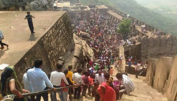 बांदा: नीलकंठेश्वर महादेव में चंद्रग्रहण के काले साये का नहीं दिखा प्रभाव