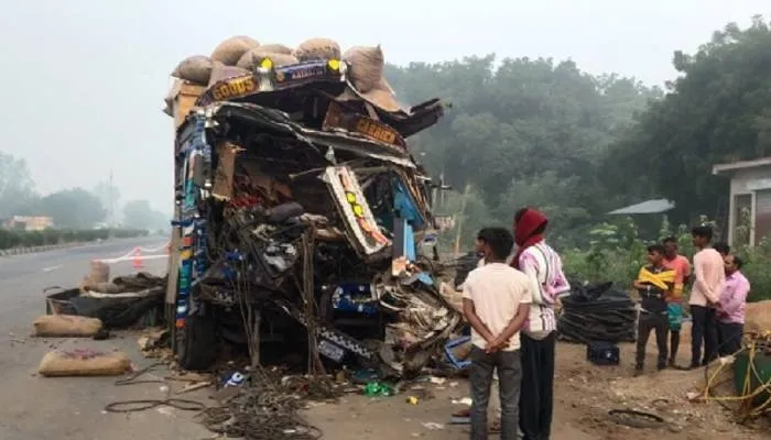 कानपुर: तेज रफ्तार ट्रक ने खड़े कंटेनर में मारी टक्कर, एक की मौत