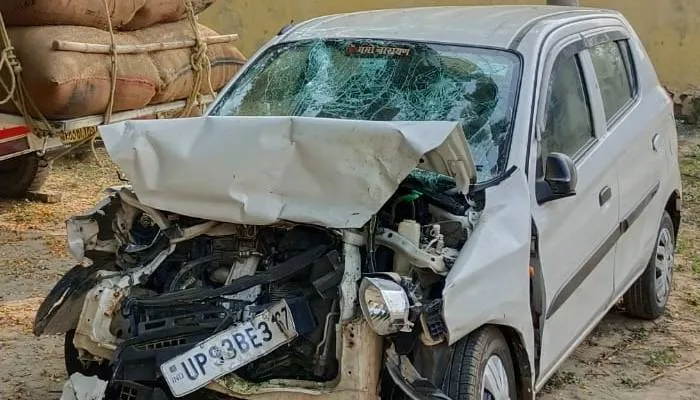 इटावा: आल्टो ने खड़ी पिकअप में मारी टक्कर, एक की मौत, तीन घायल