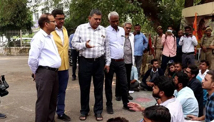 लखनऊ: लविवि में एमए की बढ़ी लैब फीस के विरोध में उतरे छात्र संगठन, फीस वापस करने की उठाई मांग