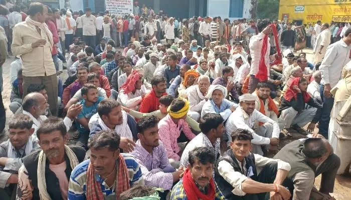 चित्रकूट: खाद ने मिलने से बेकाबू हुए अन्नदाता, पुलिस ने कराया शांत