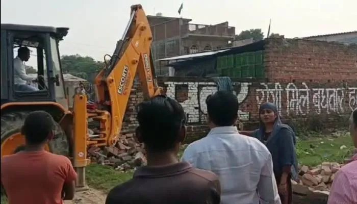 अयोध्या: राजस्व टीम ने तालाब की भूमि से हटवाया अतिक्रमण