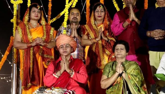 लखनऊ: दो लाख दीपों से जगमगाया मनकामेश्वर घाट, आदि गंगा गोमती की हुई भव्य आरती