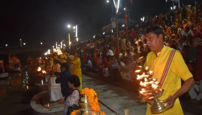 अयोध्या: देव दीपावली पर मां सलिला सरयू की हुई भव्य आरती