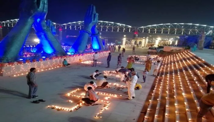 वाराणसी: देव दीपावली पर गंगा किनारे उतरे ‘आकाश गंगा के सितारे’, 21 लाख दीपों से जगमग हुई पुण्यधरा काशी
