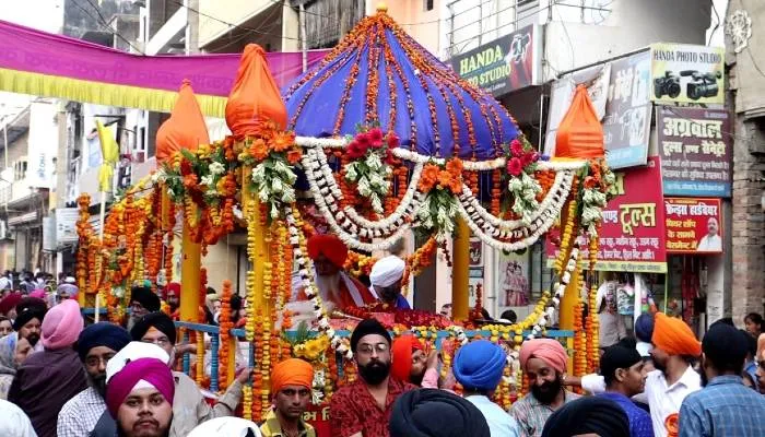 553वें प्रकाशोत्सव से पहले लखनऊ में निकली नगर कीर्तन यात्रा, बच्चों ने दिखाए हैरतंगेज करतब