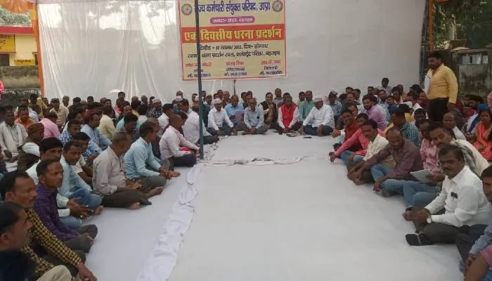 बहराइच: पुरानी पेंशन बहाली की मांग को लेकर कर्मचारियों ने कलेक्ट्रेट सभागार में की नारेबाजी