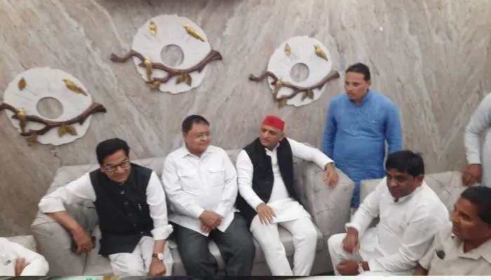 मैनपुरी उपचुनाव: अखिलेश और रामगोपाल के बीच सैफई में हुई एकांत वार्ता