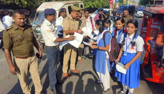 अयोध्या: जागरुकता के साथ शुरू हुआ यातायात माह, पहले दिन बांटे गए पत्रक