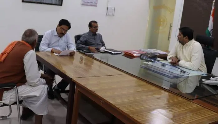चित्रकूट: वरासत में हीलाहवाली पर डीएम ने दो लेखपालों को किया निलंबित