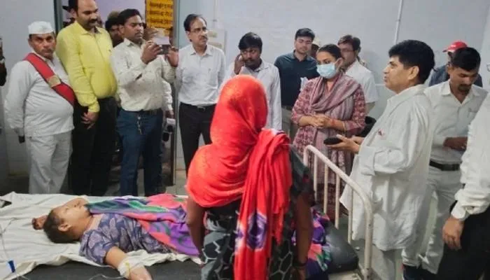 फतेहपुर: सिलेंडर लीकेज से पंडाल में लगी आग, 13 झुलसे, अस्पताल पहुंचकर डीएम ने जाना हाल