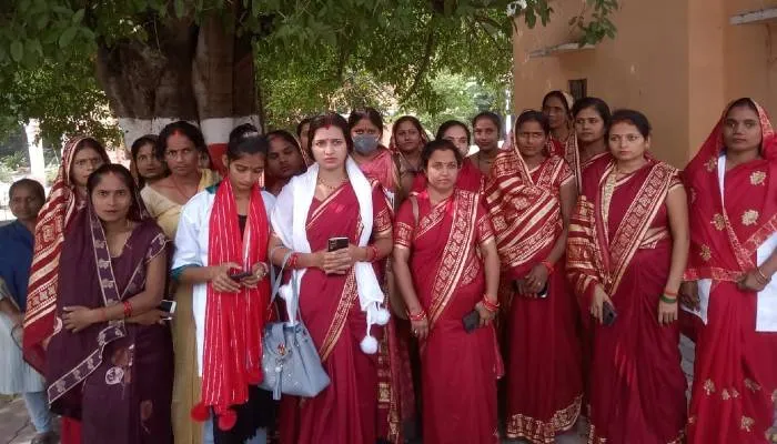 बहराइच: बीसी सखियों ने डीएम कार्यालय के सामने की नारेबाजी, जानें वजह