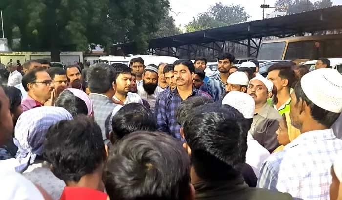 बेसिक शिक्षा निदेशालय में तैनात ड्राइवर की सड़क हादसे में मौत, नाराज परिजनों ने किया घेराव, मुवाअजे की मांग