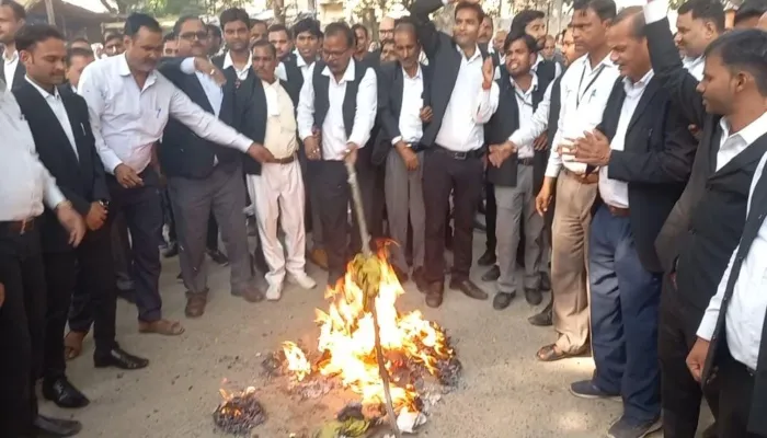 हरदोई: अधिवक्ता संघ ने पुलिस कार्यशैली से क्षुब्ध होकर फूंका पुतला, की हड़ताल