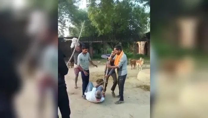 Video Viral : Kanpur में जमीन के विवाद में वृद्ध को लाठी-डंडों से पीटा, बचाने के बजाय लोग बनाते रहे वीडियो