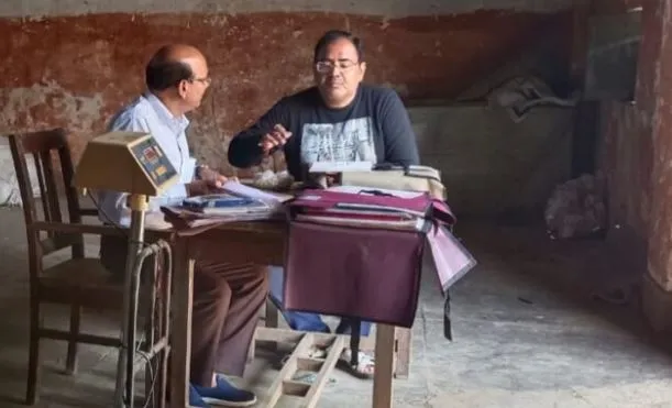 औरैया: खरीद केंद्रों का अधिकारियों ने किया निरीक्षण, संसाधन जुटाने में लगे कर्मचारी