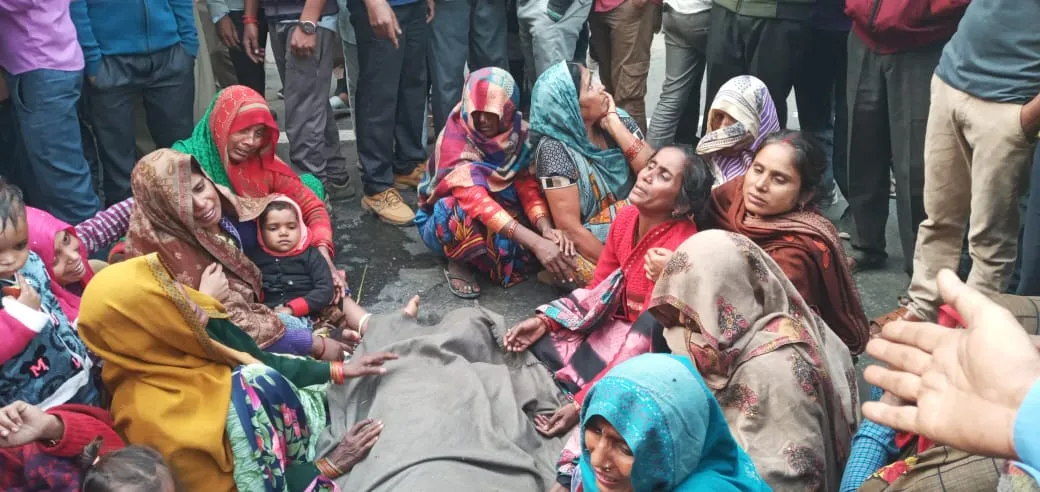 पीलीभीत: पुलिस ने चालक को छोड़ा तो गुस्साई भीड़, हाईवे पर शव रख किया चक्का जाम