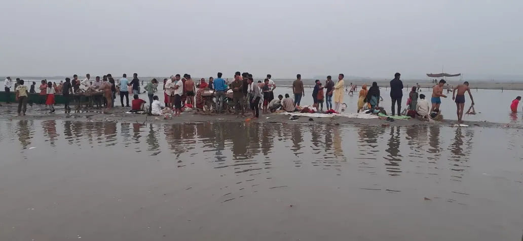 मेरठ: कार्तिक पूर्णिमा पर गंगा में लाखों लोगों ने लगाई आस्था की डुबकी