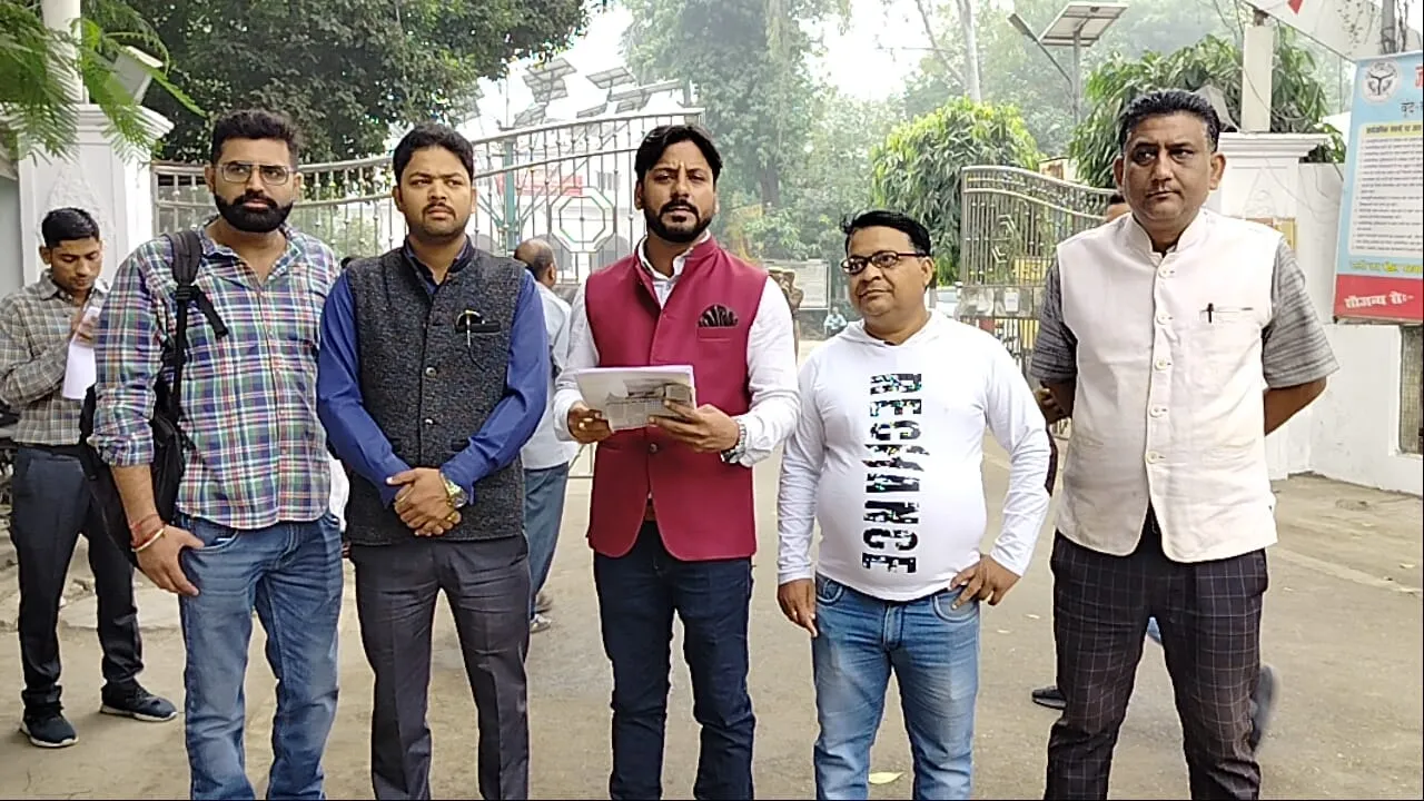 बरेली: आवारा कुत्तों और बंदरों का आतंक, यूथ पॉवर वेलफेयर सोसायटी ने कराया जिला अधिकारी को अवगत